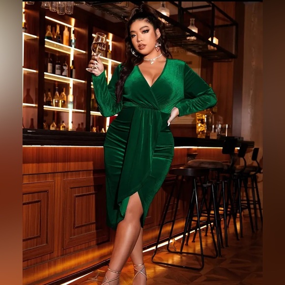 Dresses & Skirts - Green velvet sexy dress